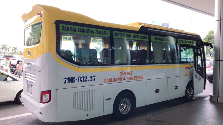 Xe buýt (thuộc công ty Đất Mới) chuyên khai thác tuyến đường Nha Trang - Sân bay Cam Ranh
