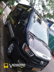 Xe Hạ Long Star Limousine Mặt trước xe Bên hông xe Limousine 9 chỗ
